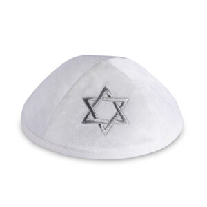 כיפה קטיפה "ארט-מן" עם ריקמה מגן דויד גודל 4 - לבן