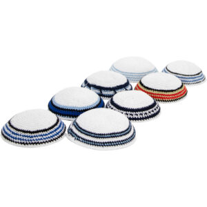 כיפה סרוגה דגמים מעורבים - רקע לבן - 16 ס"מ - 24 יח