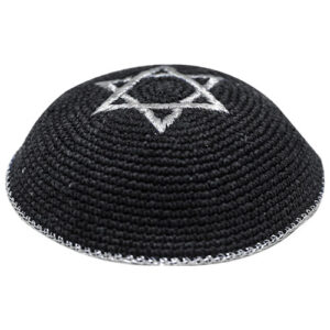 כיפה סרוגה 16 ס"מ שחור עם ריקמה מגן דוד כסף