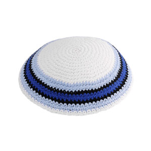 כיפה סרוגה 16 ס"מ לבן מסביב עיטור כחול כהה תכלת