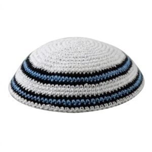 כיפה סרוגה 16 ס"מ לבנה מסביב שני פסים שחור ותכלת