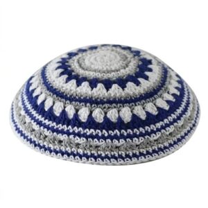 כיפה סרוגה שטיח 20 ס"מ כחול לבן ואפור