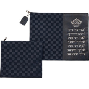[[ סט טלית תפילין דמוי עור אותיות בולטות "יברכך" כסף 31X38 ס"מ