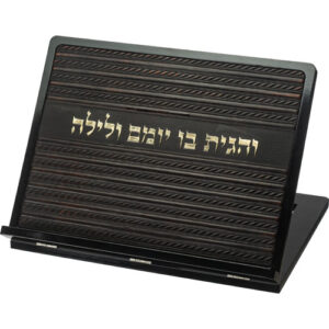 שטנדר מעץ עם פלקטה דמוי עור ואותיות בולטות 38x30 ס
